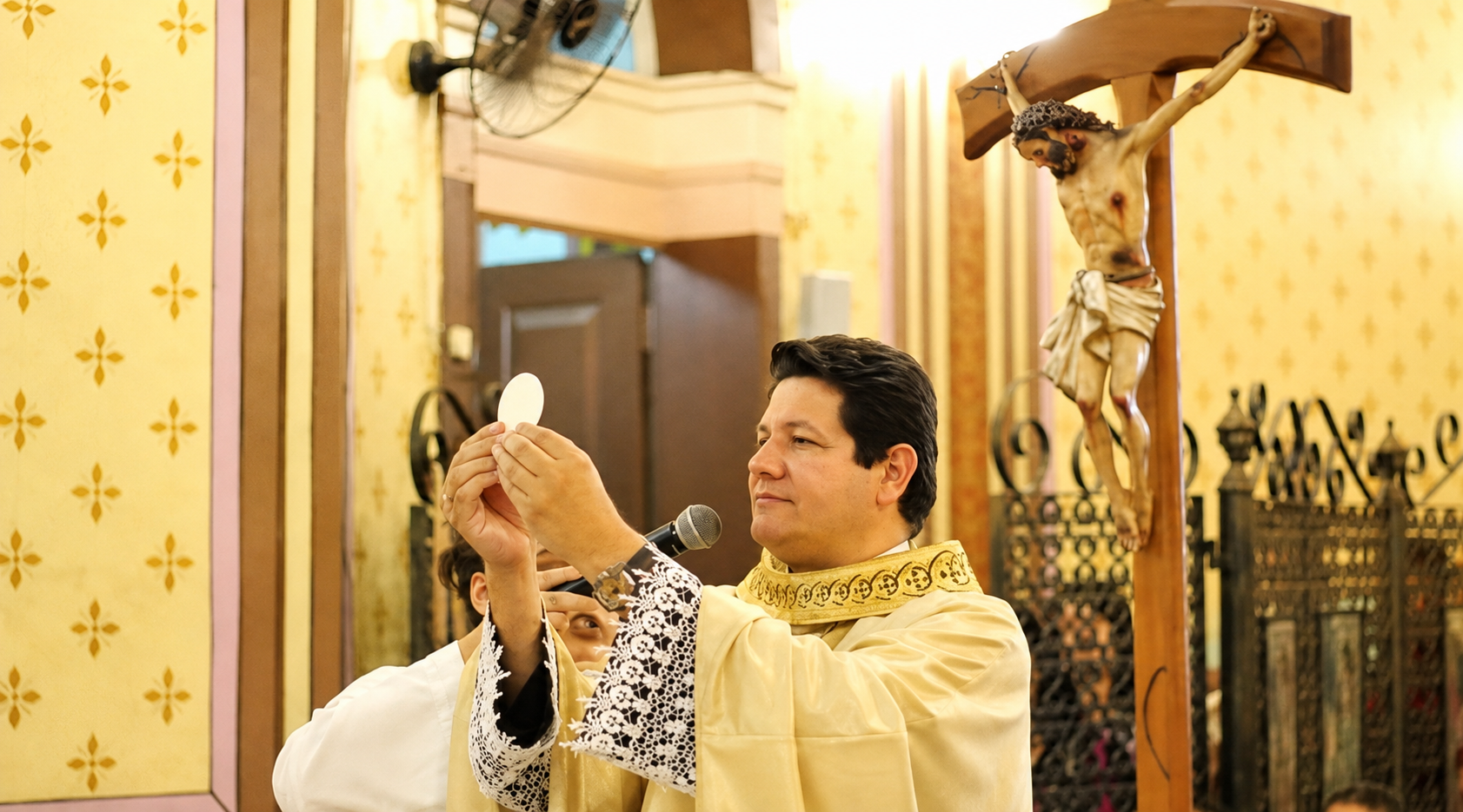Padre Silvio Andrei durante uma celebração